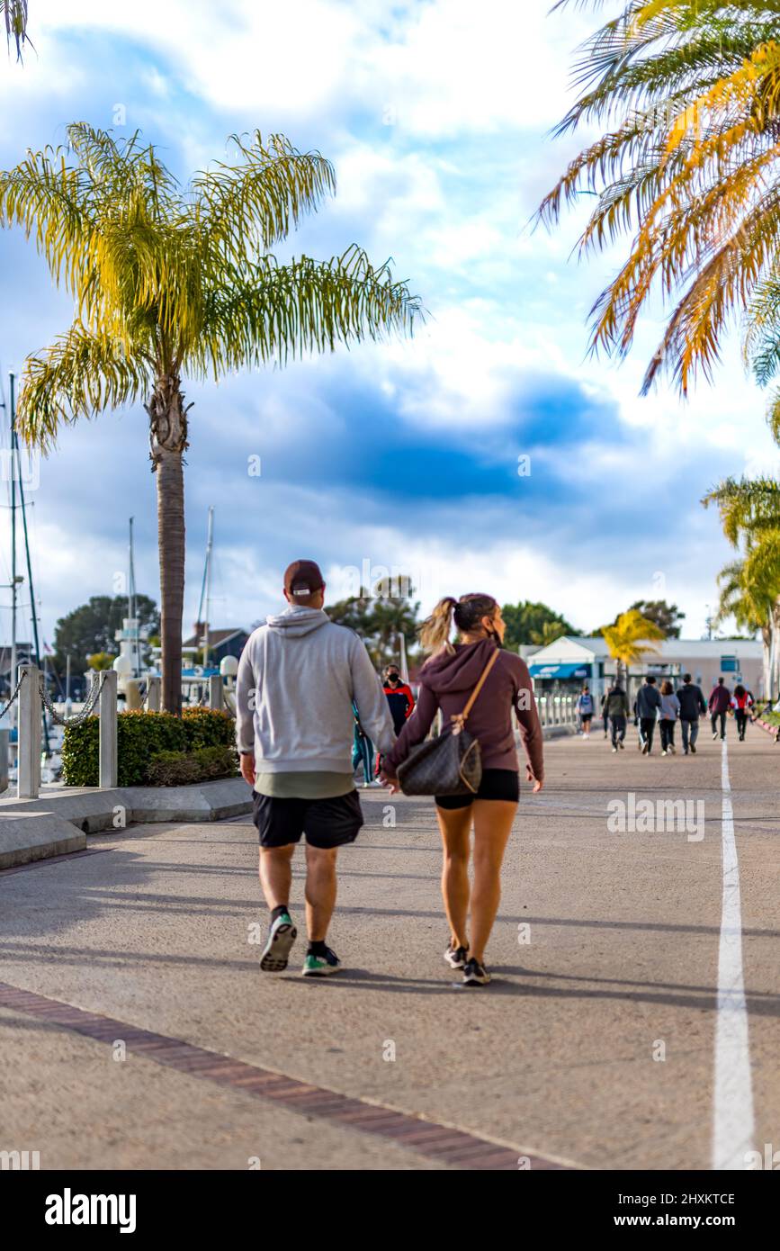 Coppia mani di tenuta mentre cammina a San Diego California Foto Stock