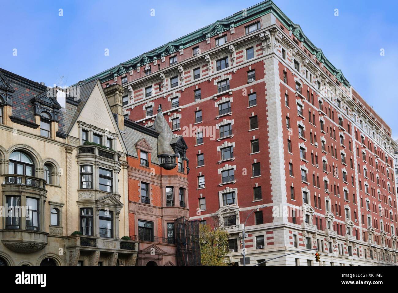 Eleganti e vecchi edifici di appartamenti a New York che si affacciano su Central Park Foto Stock