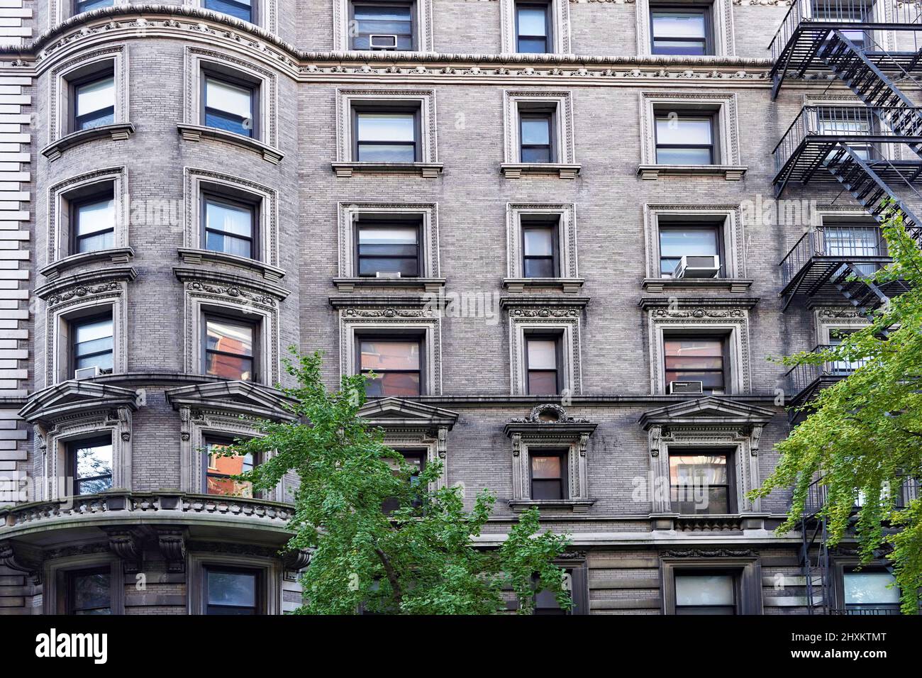Elegante edificio storico di New York con fuga esterna di fuoco Foto Stock