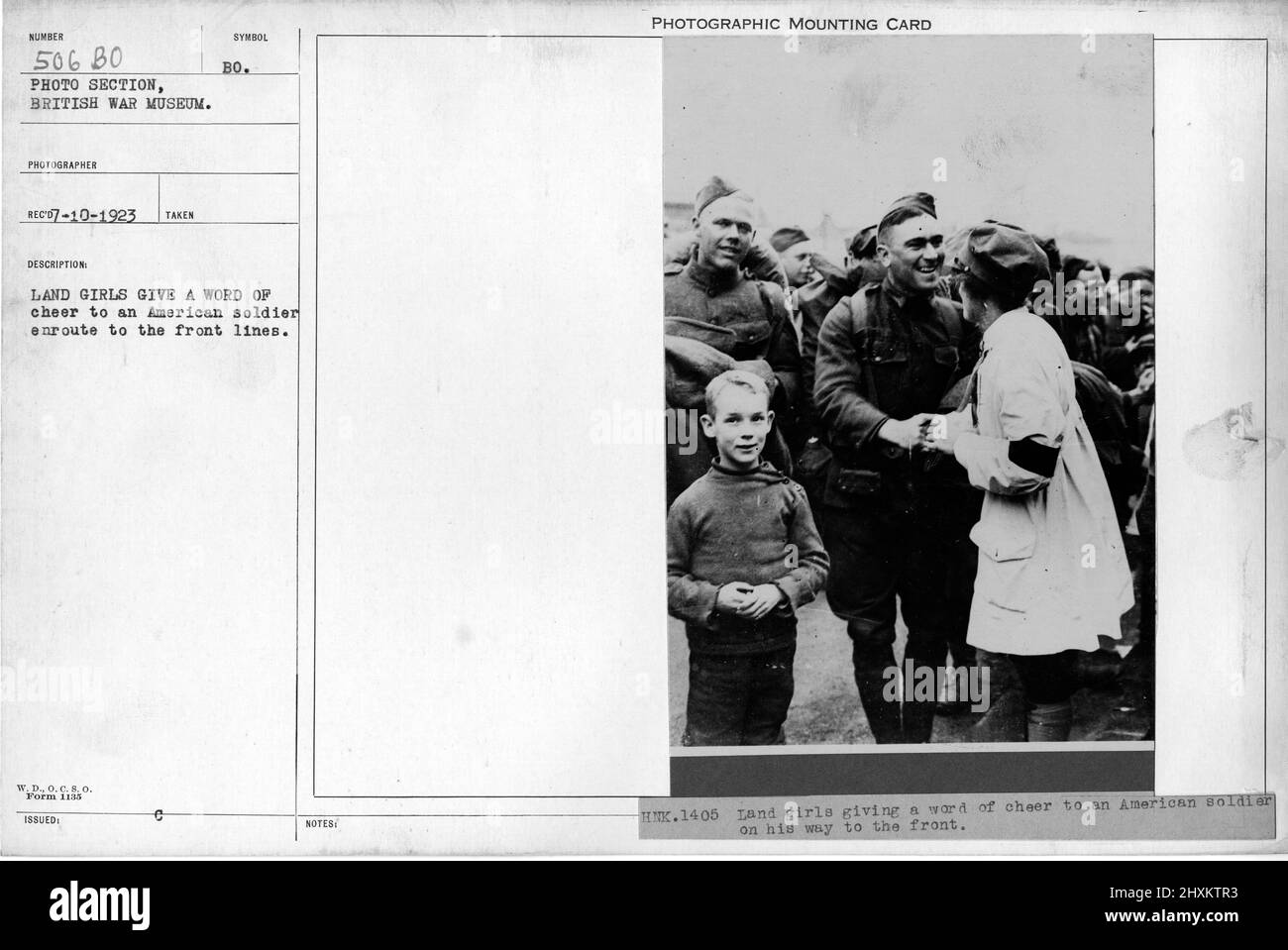 Le ragazze della terra danno una parola di rallegria ad un soldato americano in rotta verso le linee anteriori. Collezione di fotografie della prima Guerra Mondiale, 1914-1918 che raffigurano le attività militari delle forze armate britanniche e di altre nazioni e del personale durante la prima Guerra Mondiale Foto Stock