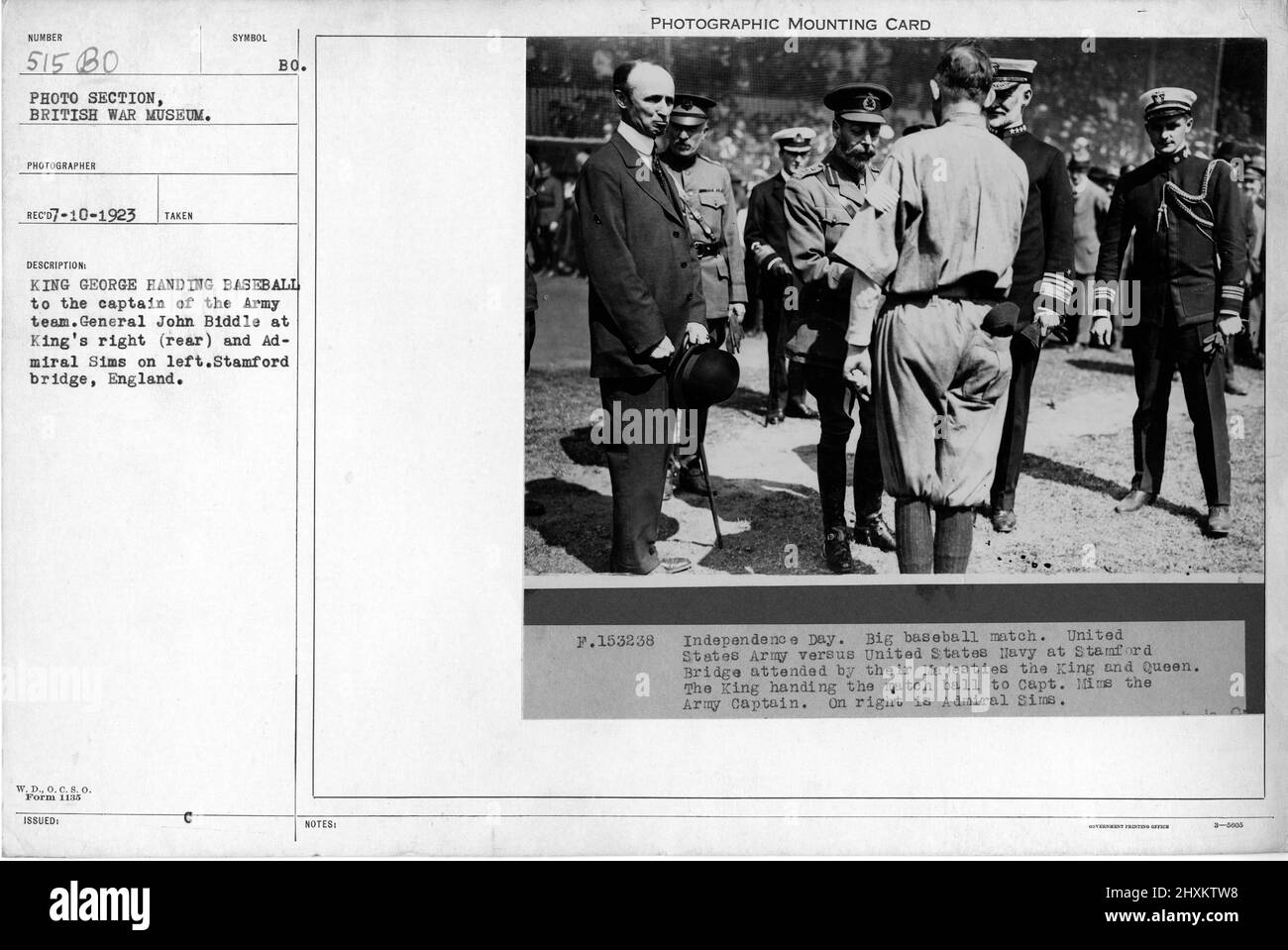 Re George consegna il baseball al capitano della squadra dell'esercito. Il generale John Biddle a destra del re (posteriore) e l'ammiraglio Sims a sinistra. Ponte di Stamford, Inghilterra. Collezione di fotografie della prima Guerra Mondiale, 1914-1918 che raffigurano le attività militari delle forze armate britanniche e di altre nazioni e del personale durante la prima Guerra Mondiale Foto Stock