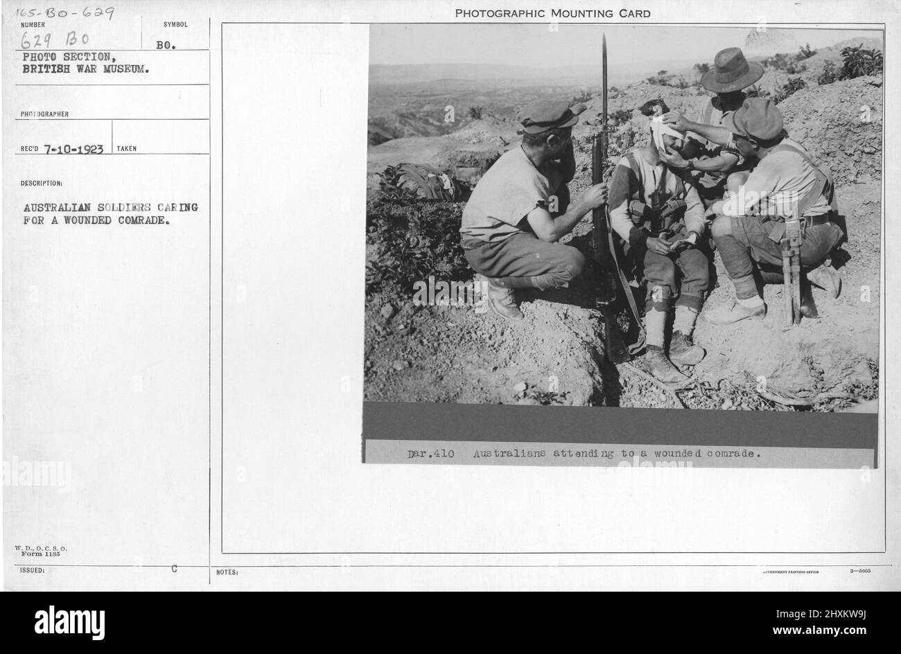 Soldati australiani che si occupano di una raccolta di compagni feriti della prima guerra mondiale fotografie, 1914-1918 che raffigurano le attività militari di British e di altre forze armate e personale della nazione durante la prima guerra mondiale Foto Stock