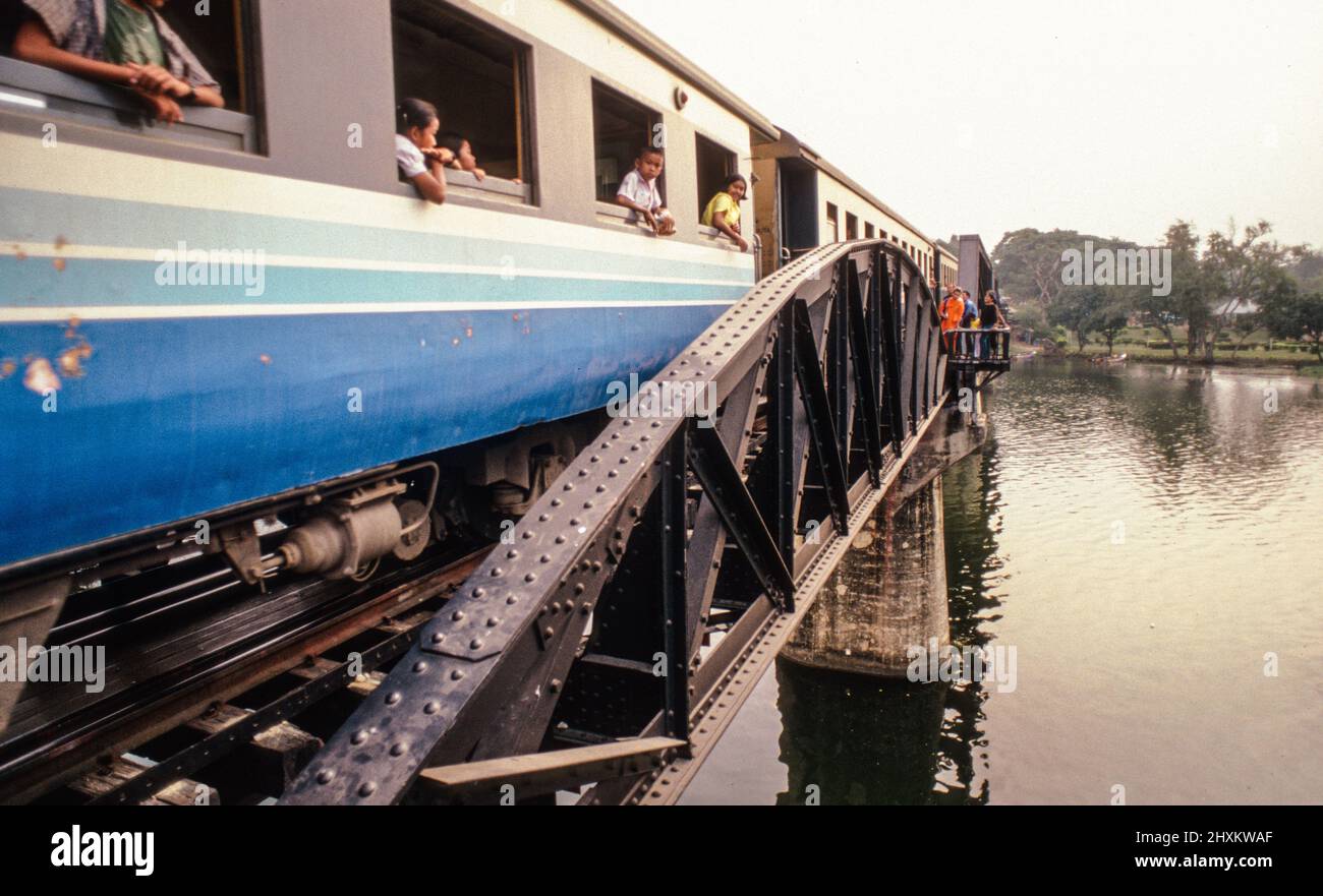 Ogni giorno migliaia di turisti attraversano il famoso ponte sul fiume Kwai a Kanchanaburi in treno e a piedi. Foto Stock