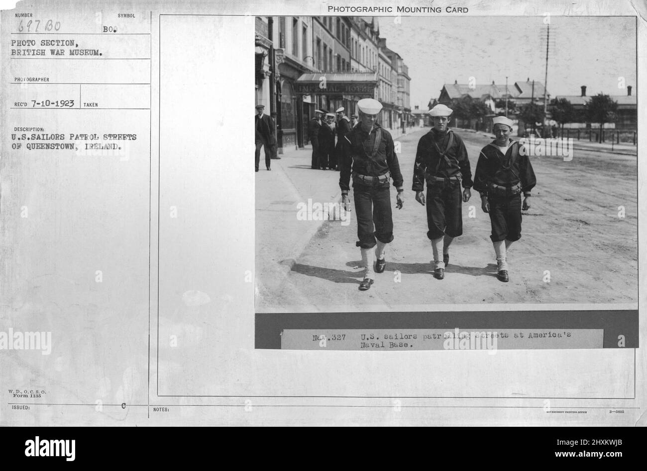 I marinai degli Stati Uniti pattugliano le strade di Queenstown, Irlanda. Collezione di fotografie della prima Guerra Mondiale, 1914-1918 che raffigurano le attività militari delle forze armate britanniche e di altre nazioni e del personale durante la prima Guerra Mondiale Foto Stock