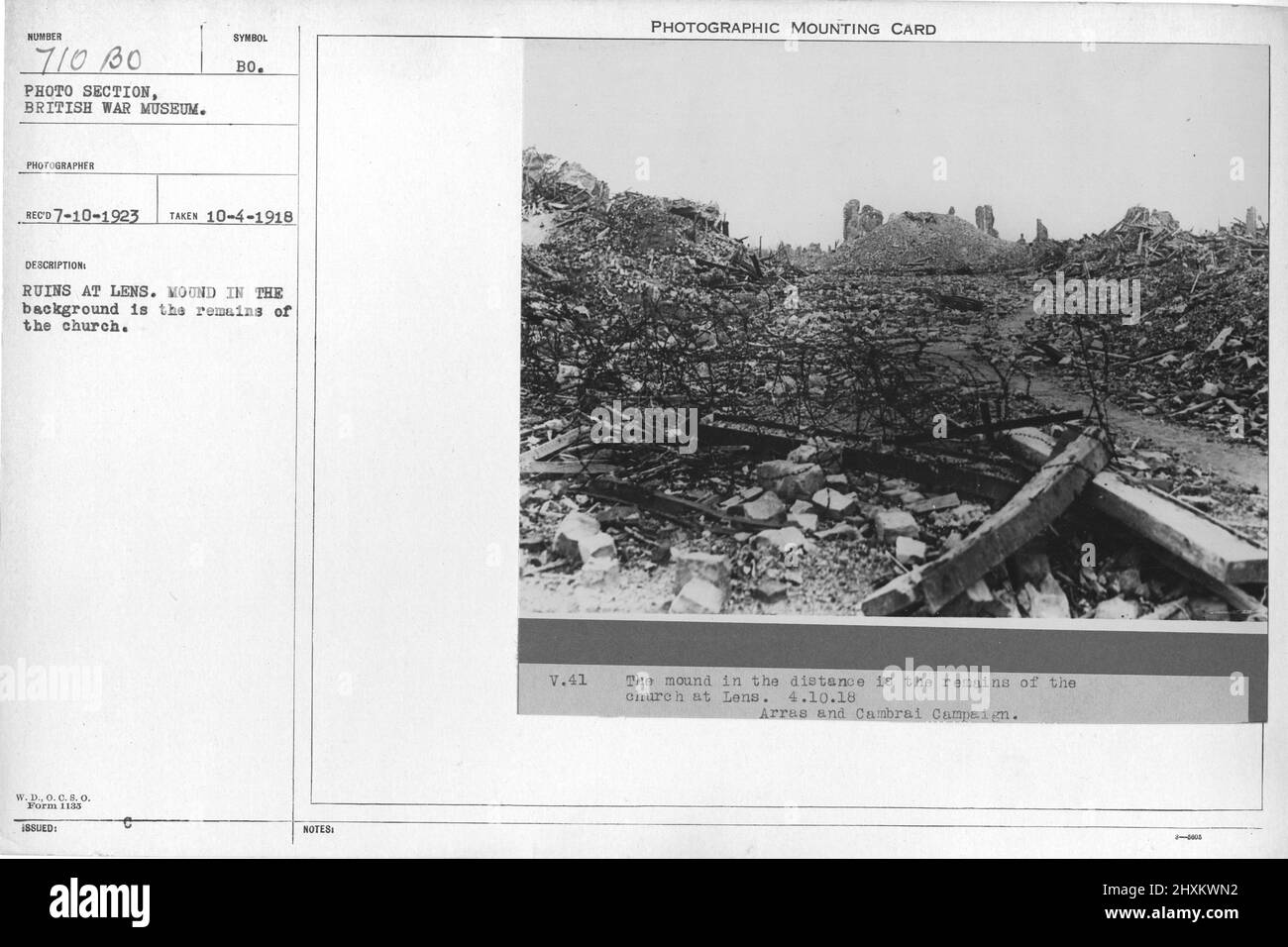 Rovine a Lens. Tumulo sullo sfondo sono i resti della chiesa. 10-4-1918. Collezione di fotografie della prima Guerra Mondiale, 1914-1918 che raffigurano le attività militari delle forze armate britanniche e di altre nazioni e del personale durante la prima Guerra Mondiale Foto Stock