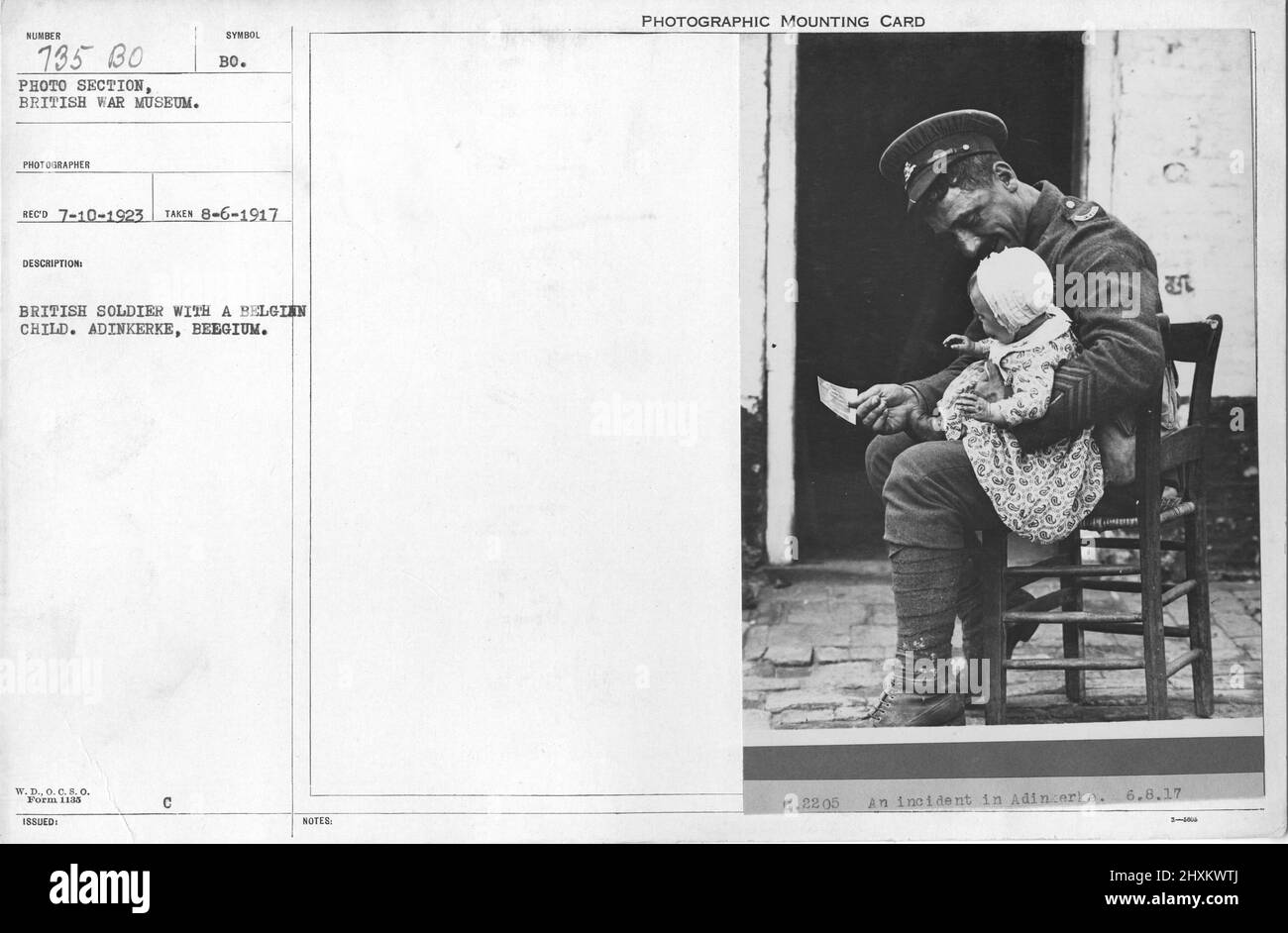 Soldato britannico con un bambino belga. ADINKERKE, Belgio. 8-6-1917. Collezione di fotografie della prima Guerra Mondiale, 1914-1918 che raffigurano le attività militari delle forze armate britanniche e di altre nazioni e del personale durante la prima Guerra Mondiale Foto Stock
