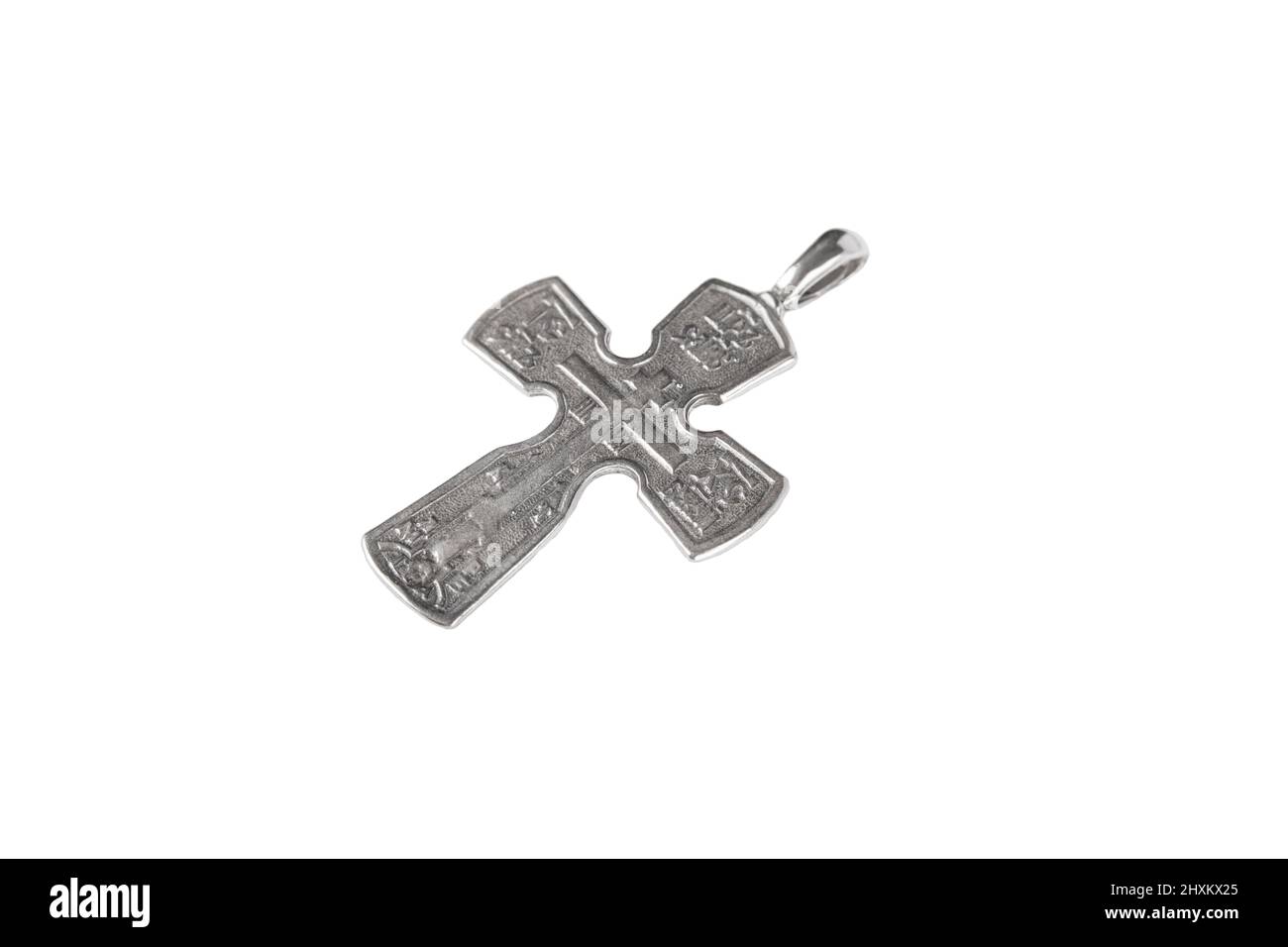 Collana crocefisso in argento con isolamento su sfondo bianco. Foto Stock