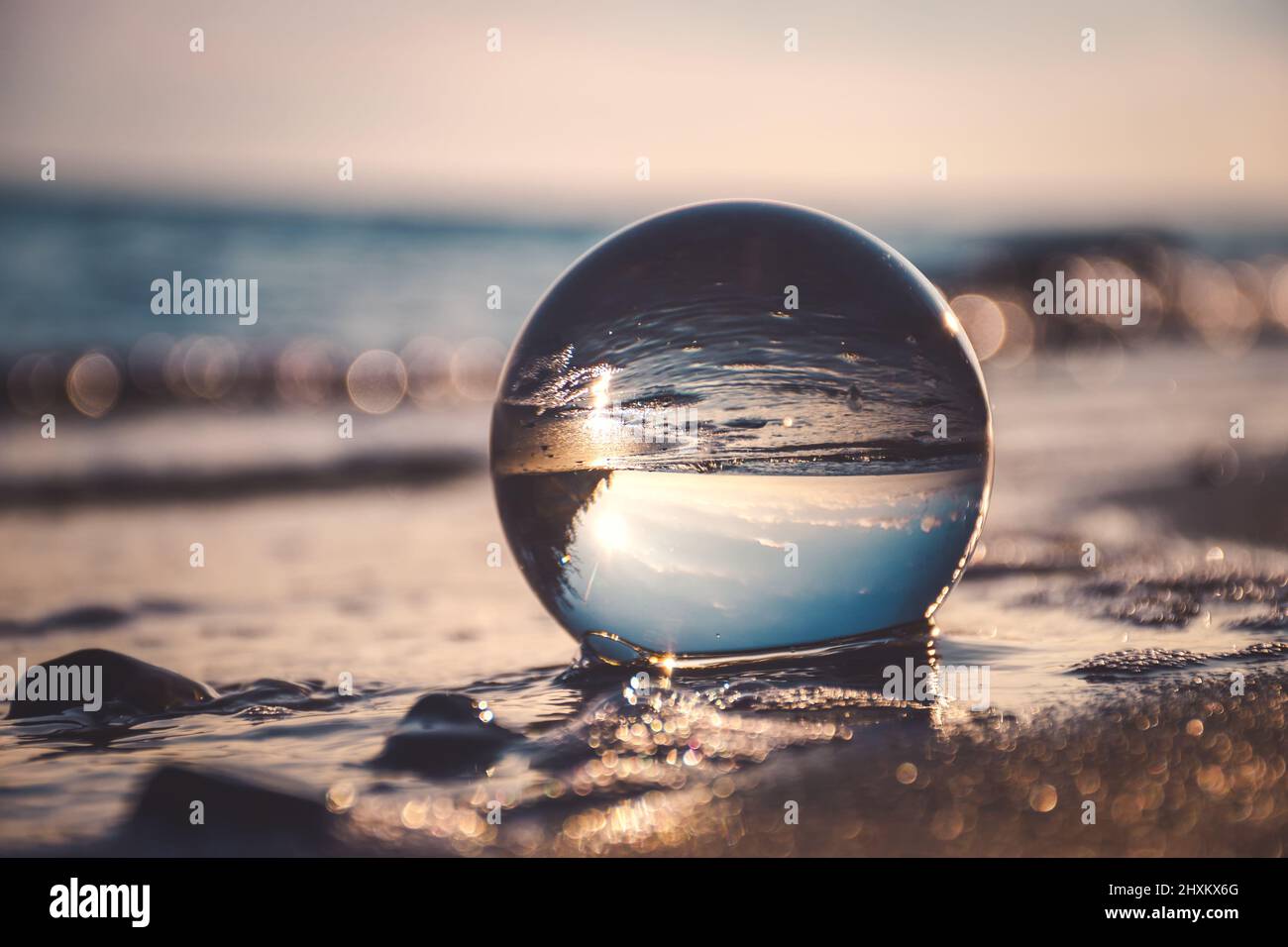 Vacanza mare idea. Paesaggio marino tenuto in una sfera di vetro. Foto Stock