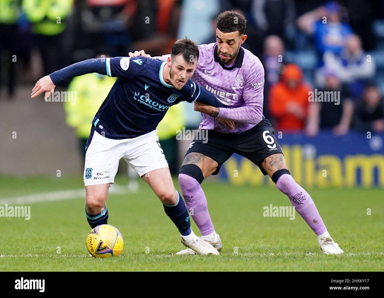 Rangers Connor Goldson combatte con Danny Mullen di Dundee durante la Coppa scozzese, Quarter Final al Kilmac Stadium di Dundee. Data foto: Domenica 13 marzo 2022. Foto Stock