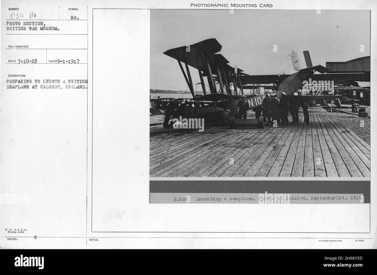 Preparandosi a lanciare un idrovolante britannico a Calshot, Inghilterra. Collezione di fotografie della prima Guerra Mondiale, 1914-1918 che raffigurano le attività militari delle forze armate britanniche e di altre nazioni e del personale durante la prima Guerra Mondiale Foto Stock