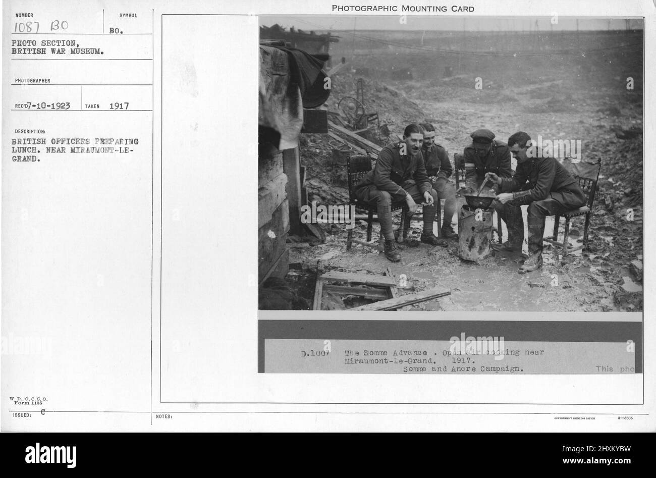 Gli ufficiali britannici preparano il pranzo. Vicino a Miraumont-le-Grand. Collezione di fotografie della prima Guerra Mondiale, 1914-1918 che raffigurano le attività militari delle forze armate britanniche e di altre nazioni e del personale durante la prima Guerra Mondiale Foto Stock