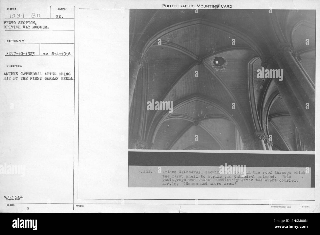 Cattedrale di Amiens dopo essere stata colpita dalla prima conchiglia tedesca. 5-4-1918. Collezione di fotografie della prima Guerra Mondiale, 1914-1918 che raffigurano le attività militari delle forze armate britanniche e di altre nazioni e del personale durante la prima Guerra Mondiale Foto Stock