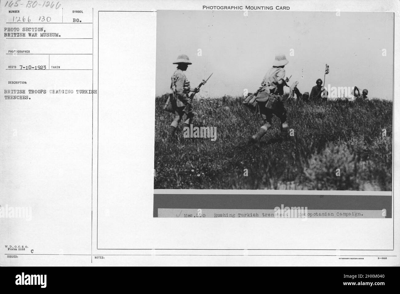 Truppe britanniche che caricano trincee turche. Collezione di fotografie della prima Guerra Mondiale, 1914-1918 che raffigurano le attività militari delle forze armate britanniche e di altre nazioni e del personale durante la prima Guerra Mondiale Foto Stock