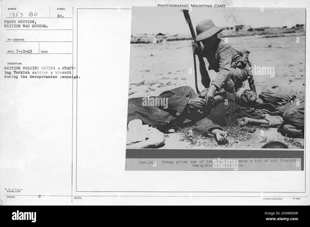 Soldato britannico che dà un soldato turco affamati un biscotto durante la campagna mesopotamiana. Collezione di fotografie della prima Guerra Mondiale, 1914-1918 che raffigurano le attività militari delle forze armate britanniche e di altre nazioni e del personale durante la prima Guerra Mondiale Foto Stock