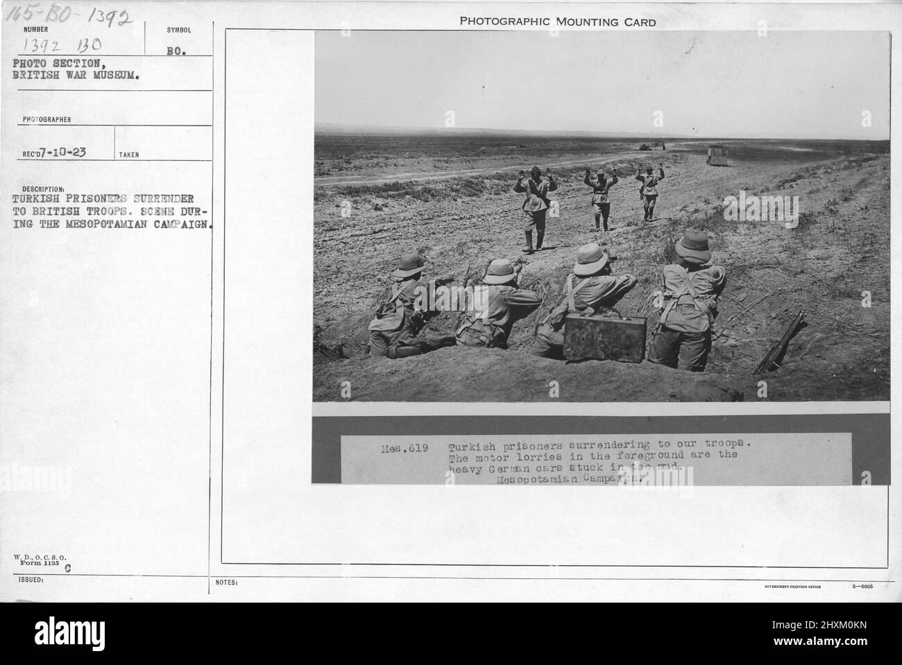 I prigionieri turchi si arrendono alle truppe britanniche durante la campagna mesopotamiana. Collezione di fotografie della prima Guerra Mondiale, 1914-1918 che raffigurano le attività militari delle forze armate britanniche e di altre nazioni e del personale durante la prima Guerra Mondiale Foto Stock