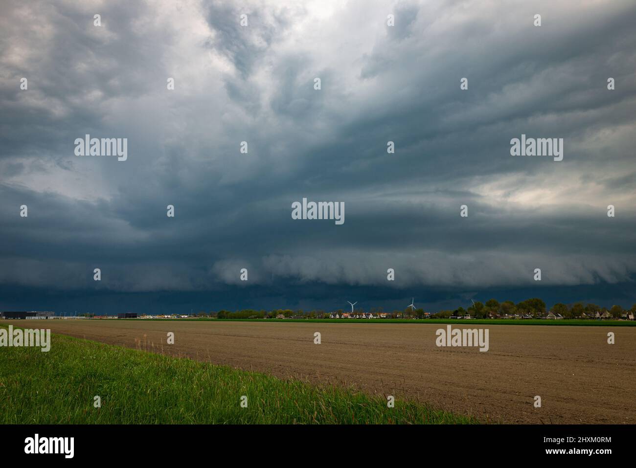 Grave tempesta di tuoni con nube di rotolamento sui campi dell'Olanda Foto Stock