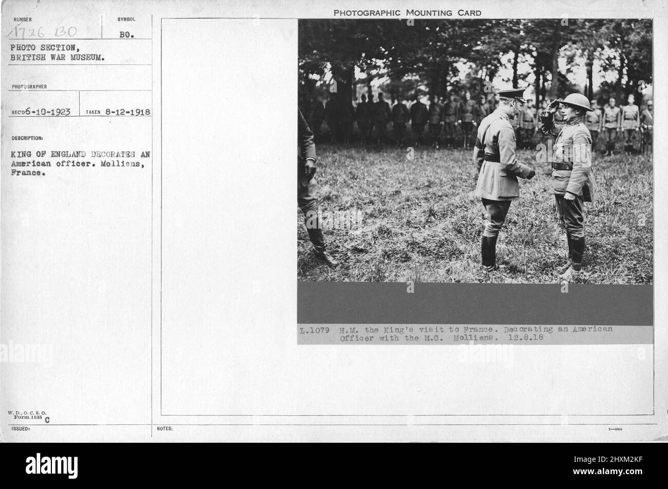 Il re d'Inghilterra decora un ufficiale americano. Molliens, Francia. Collezione di fotografie della prima Guerra Mondiale, 1914-1918 che raffigurano le attività militari delle forze armate britanniche e di altre nazioni e del personale durante la prima Guerra Mondiale Foto Stock