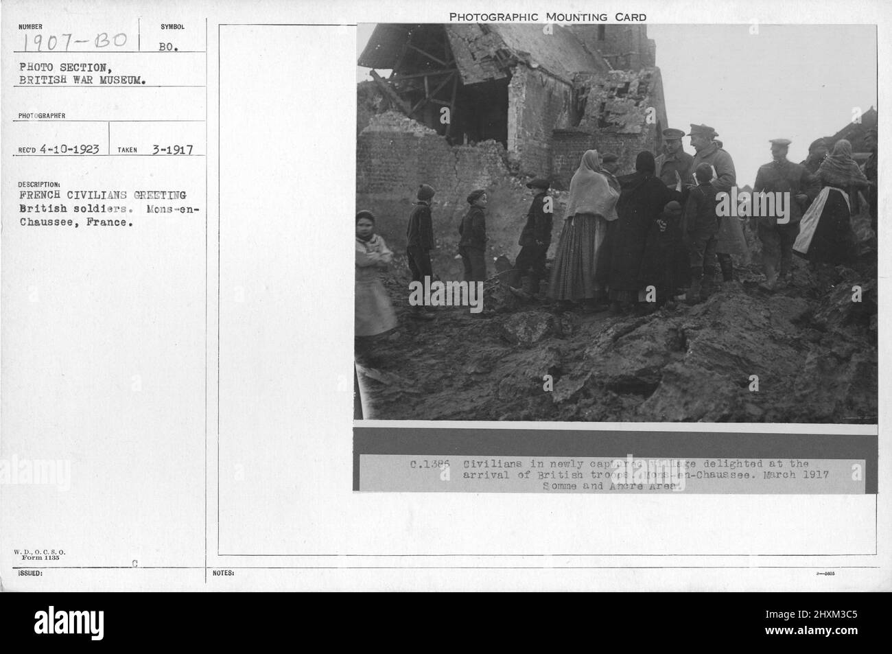 I civili francesi salutano i soldati britannici. Mon-en-Chaussee, Francia. Collezione di fotografie della prima Guerra Mondiale, 1914-1918 che raffigurano le attività militari delle forze armate britanniche e di altre nazioni e del personale durante la prima Guerra Mondiale Foto Stock