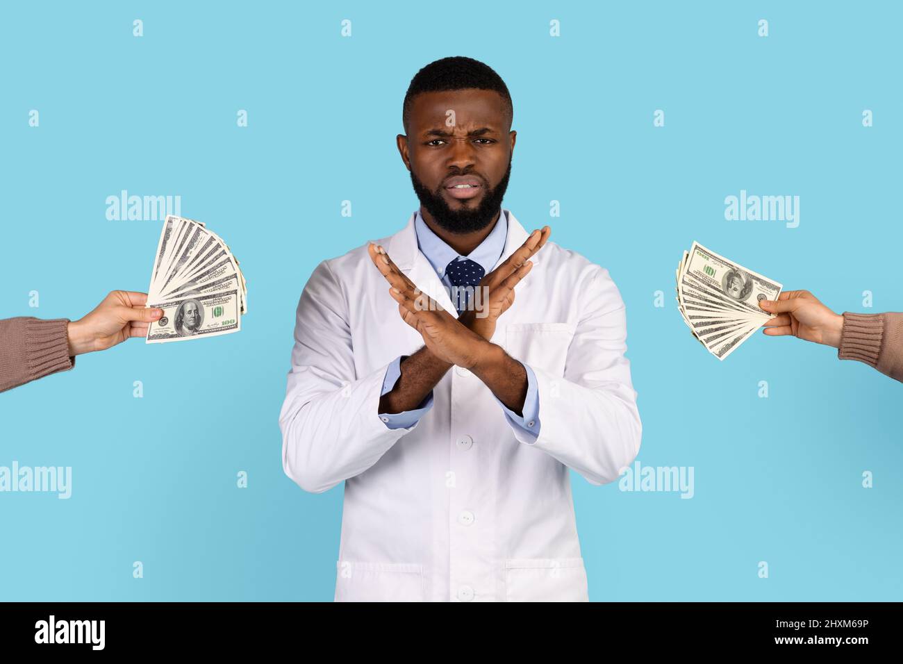Nessuna corruzione. Black Doctor rifiuto di denaro, mostrando Stop Gesture con le braccia incrociate Foto Stock