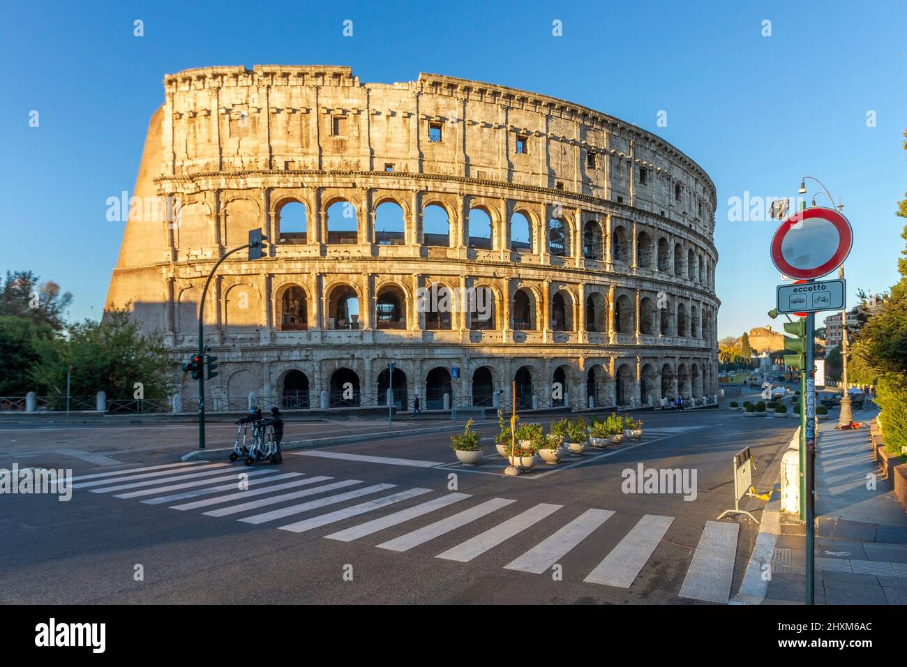 Colosseo di Roma, Italia, il più emblematico e prestigioso punto di riferimento antico di Roma, costruito dagli imperatori Vespasiano e Tito nel 1st c.. AD. Foto Stock