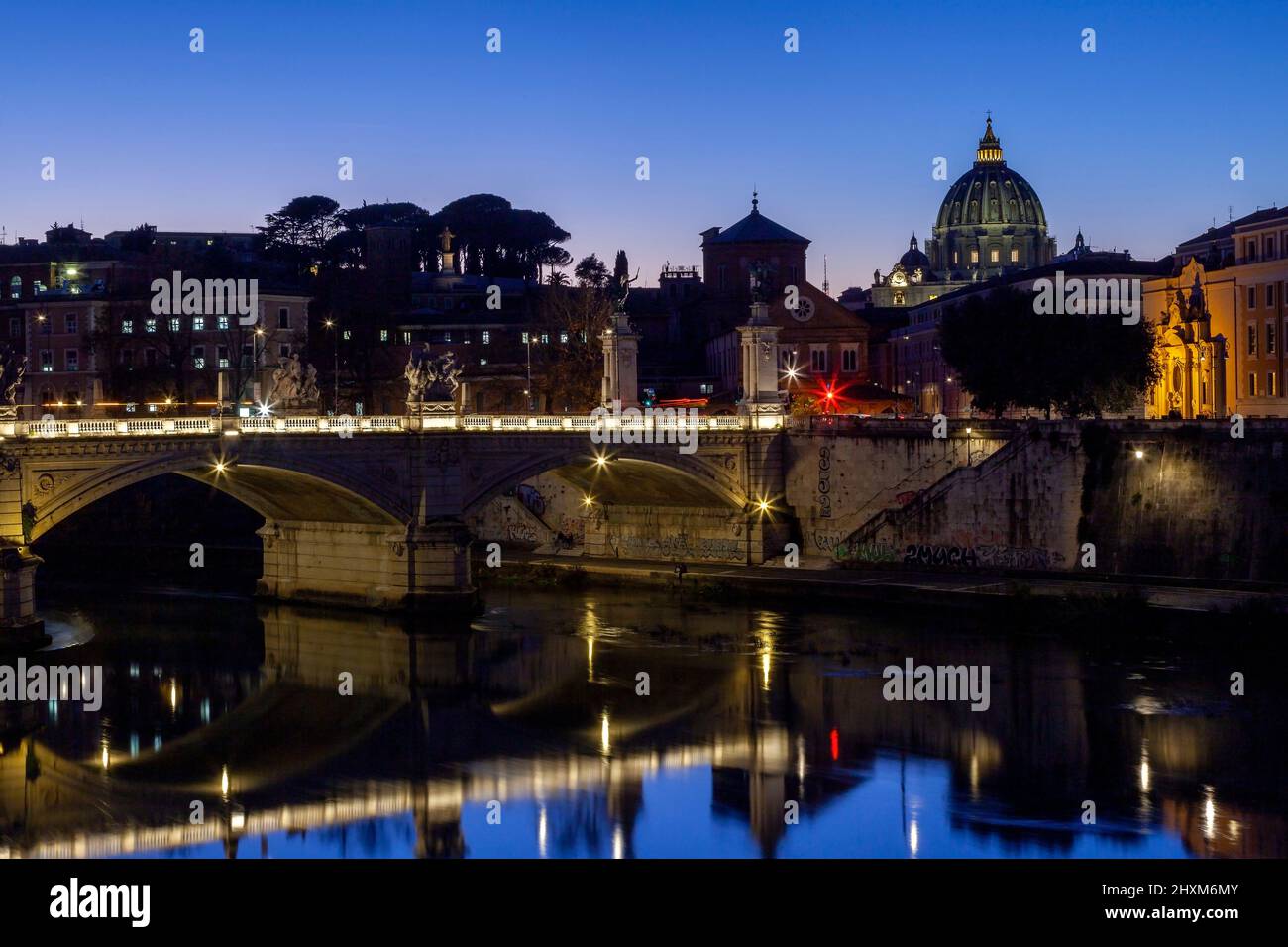 Ponte di Vittorio Emanuele II sul Tevere, e la cupola della Basilica di San Pietro sullo sfondo, nella bellissima città di Roma. Foto Stock