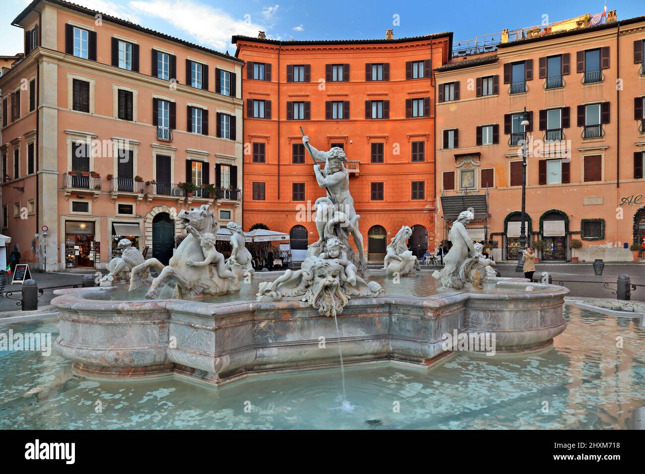 Fontana di Nettuno in Piazza Navona, Roma, Italia. Il dio greco Nettuno sta combattendo con un polpo, incorniciato da altre sculture mitologiche. Foto Stock