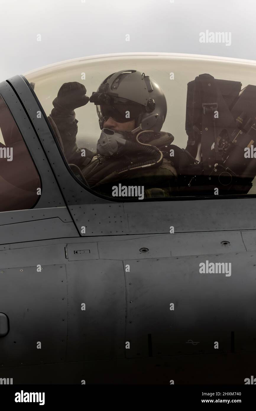 Un pilota di caccia francese solleva un pugno mentre si prepara a lanciare una missione di pattuglia aerea di combattimento (CAP) sulla Polonia. Il 24 febbraio, l'Aeronautica militare francese ha iniziato a sorvolare la Polonia, contribuendo alla sicurezza dei cieli sulla parte orientale dell'Alleanza. (Foto: NATO) Foto Stock
