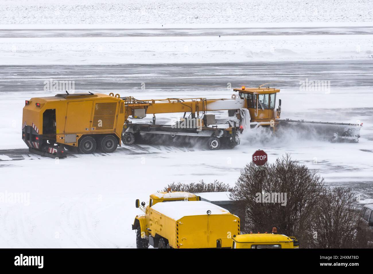 Macchina per l'aratura della neve di grandi dimensioni durante il lavoro su strada una tempesta di neve in inverno Foto Stock Macchina per l'aratura della neve di grandi dimensioni durante il lavoro su strada una tempesta di neve in inverno Foto Stock