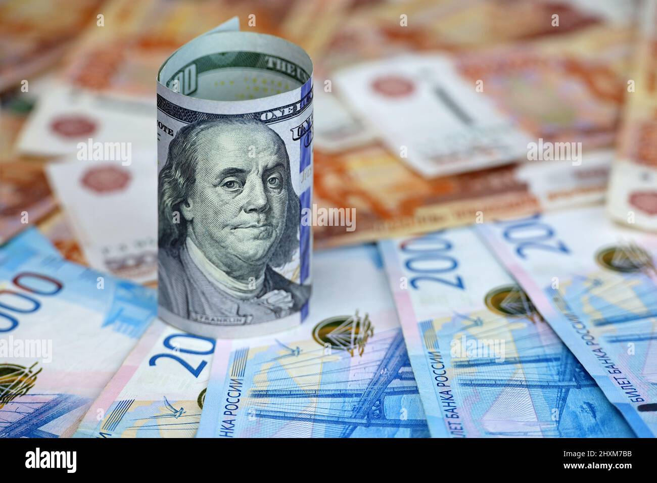Dollaro USA su sfondo di rubli russi. Concetto di tasso di cambio, sanzioni, crollo del rublo Foto Stock