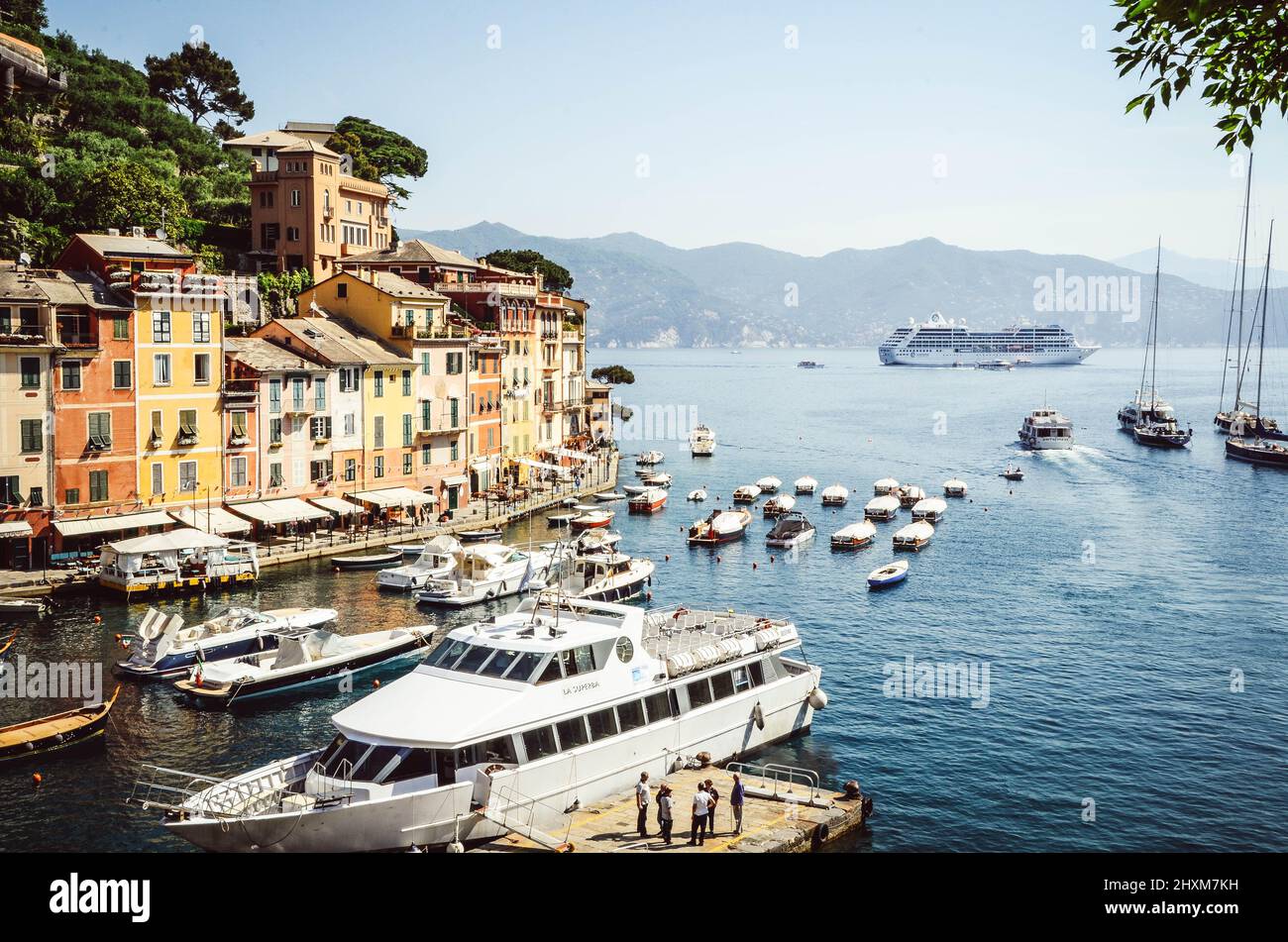 Portofino è un villaggio di pescatori sulla costa della Riviera Italiana, a sud-est della città di Genova. Foto Stock