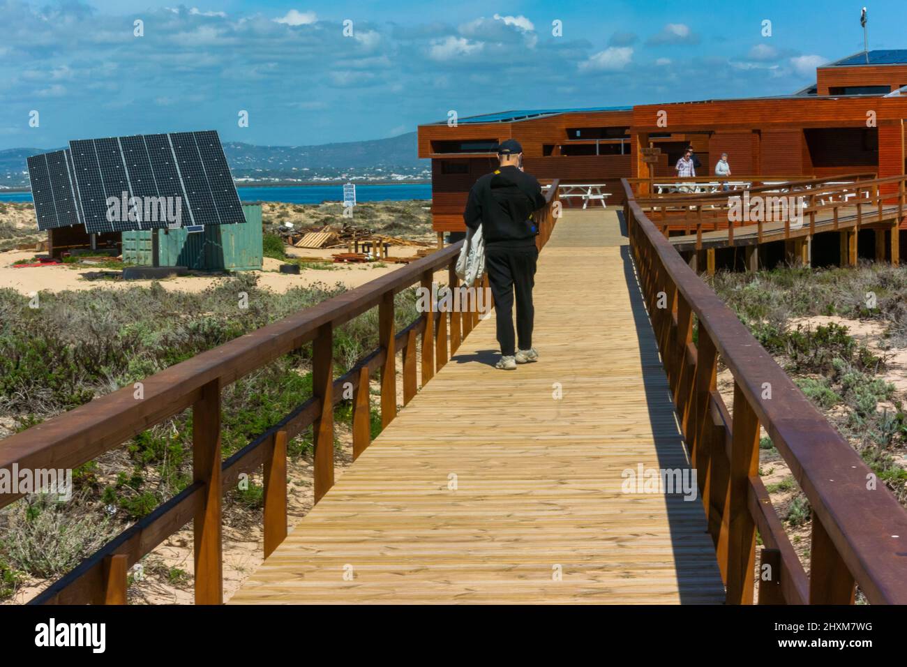 Faro, Portogallo, turisti cinesi che camminano da dietro al moderno ristorante portoghese sulla spiaggia, deserto dell'Ile, Estaminé, pianificazione sostenibile Foto Stock