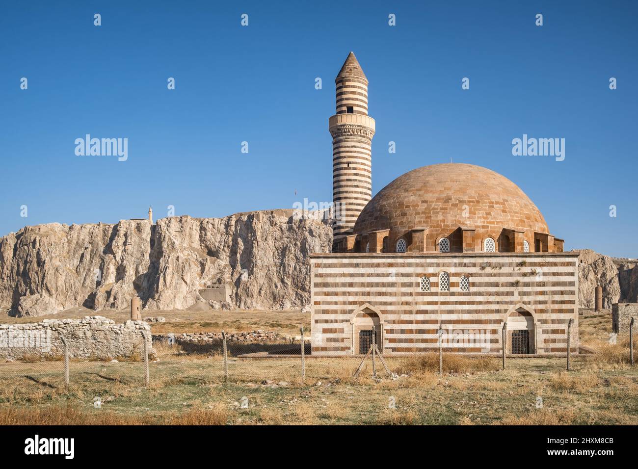 Moschea di Kaya Celebi Cami con il Castello di Van sullo sfondo nella città di Van, Turchia Foto Stock