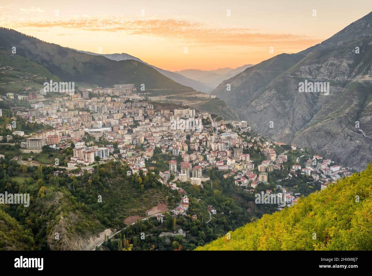 Paesaggio urbano di Artvin al tramonto, Turchia orientale Foto Stock