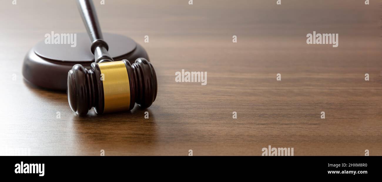 Giudice Gavel su ufficio avvocato. Legge o concetto di asta. Tavolo del tribunale in legno, vista ravvicinata, spazio per fotocopie. Foto Stock