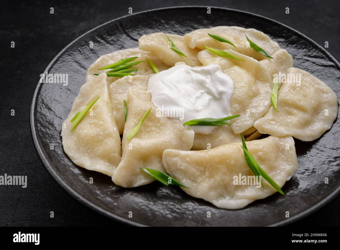 Gnocchi ucraini bolliti su sfondo scuro Foto Stock