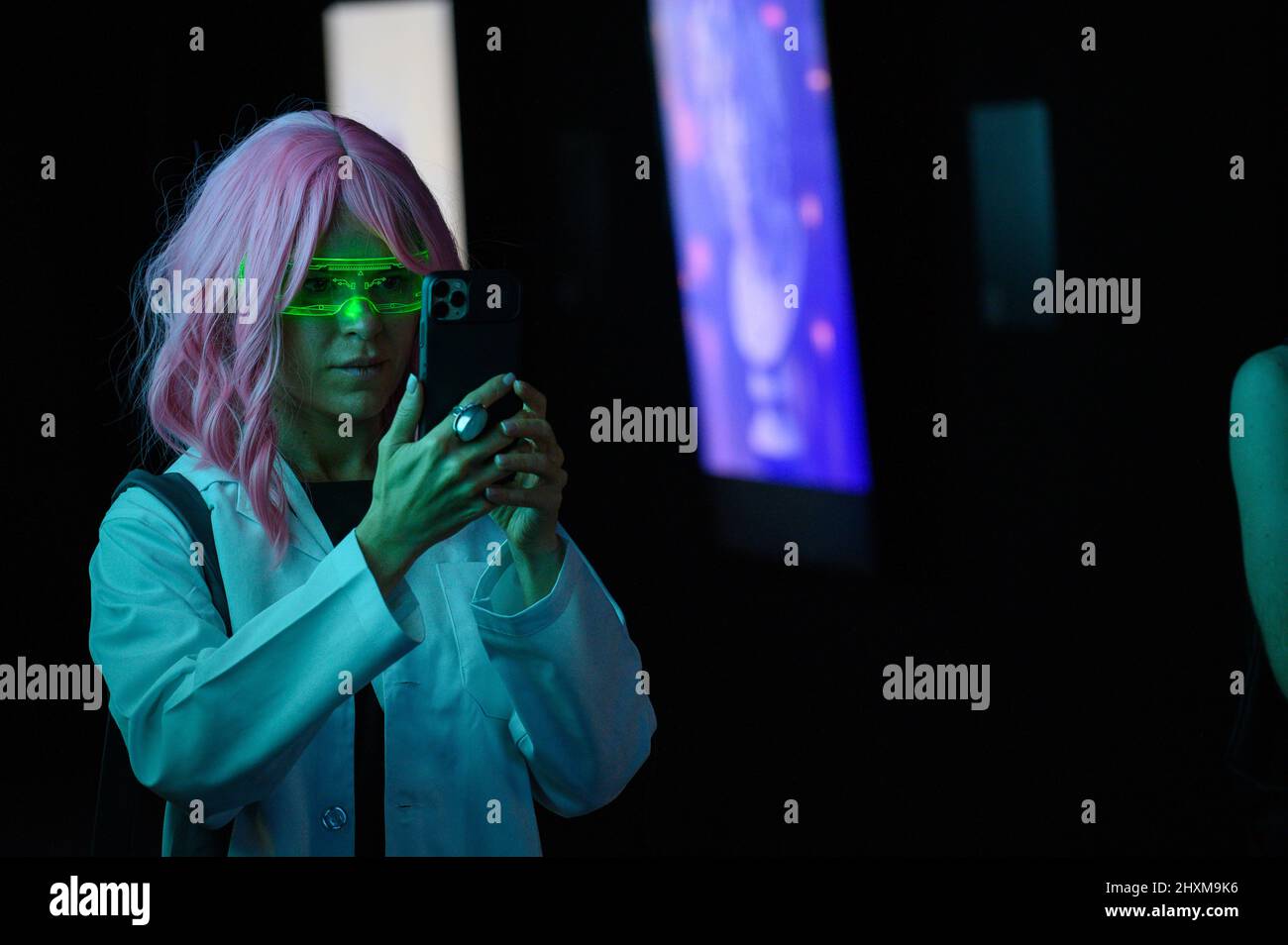 DUBAI, Emirati Arabi Uniti, 13th marzo 2022. Un visitatore vede NFT in mostra al Dubai WOW (World of Web3) Summit. Questo evento è un raduno di responsabili decisionali senior che discute dell'impatto del blockchain e delle tecnologie associate sui servizi finanziari Foto Stock