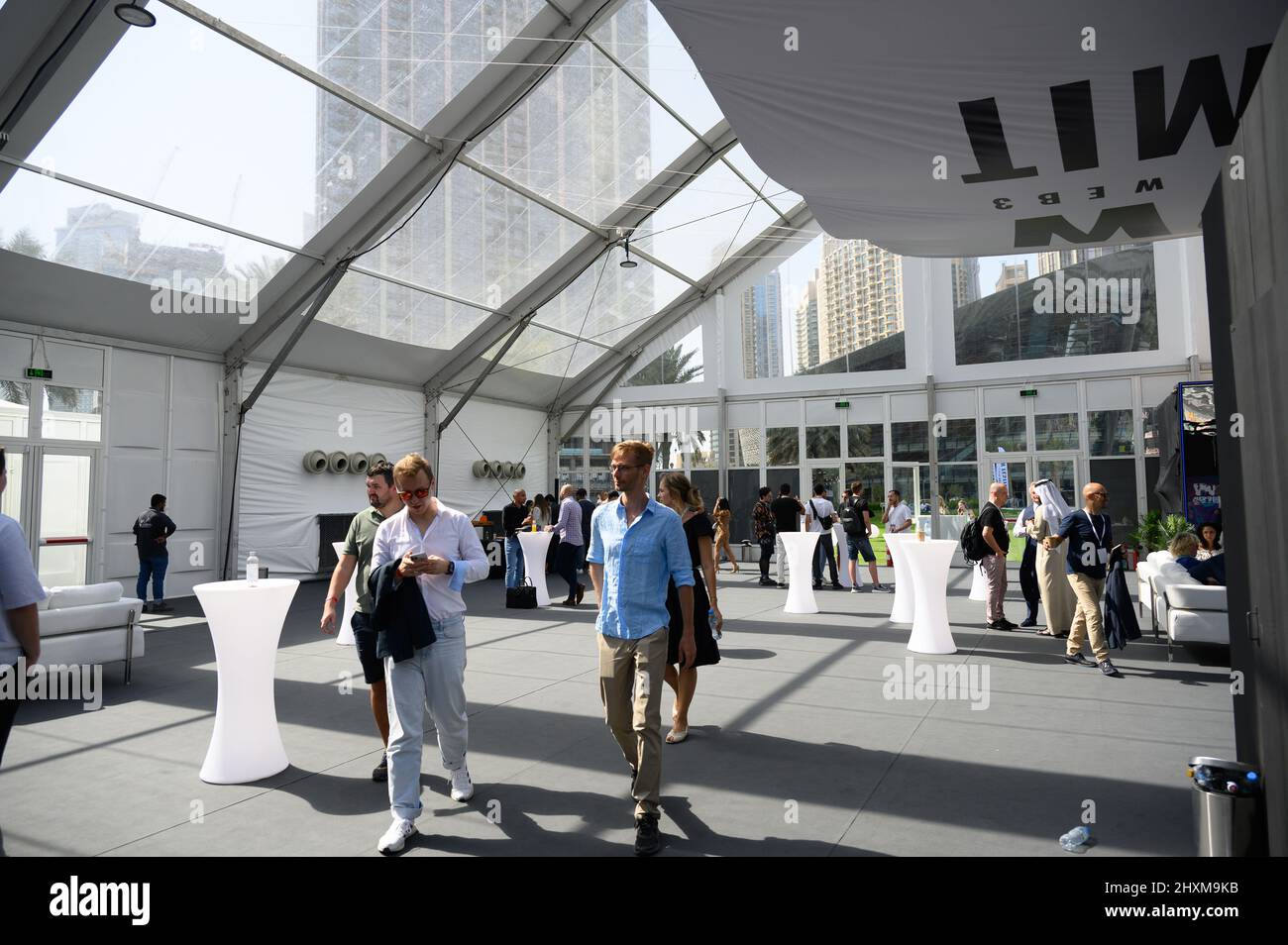 DUBAI, Emirati Arabi Uniti, 13th marzo 2022. Il Dubai WOW (World of Web3) Summit è il primo Festival della realtà alternativa digitale negli Emirati Arabi Uniti. Questo evento è un raduno di responsabili decisionali senior che discute dell'impatto del blockchain e delle tecnologie associate sui servizi finanziari Foto Stock