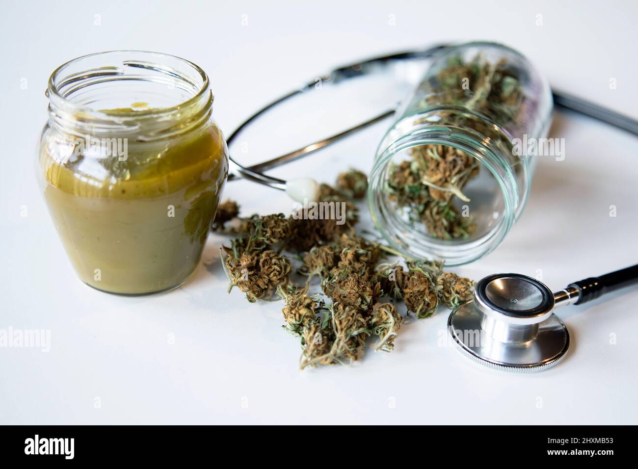 Estratti di olio cbd di cannabis in vaso. Allevia il dolore, antibatterico e trattamento eczema. Concetto di medicinale Foto Stock