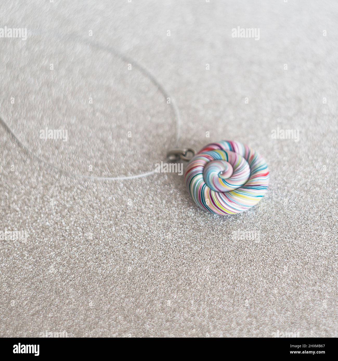 collana fatta a mano con pendente a spirale in argilla polimerica Foto Stock