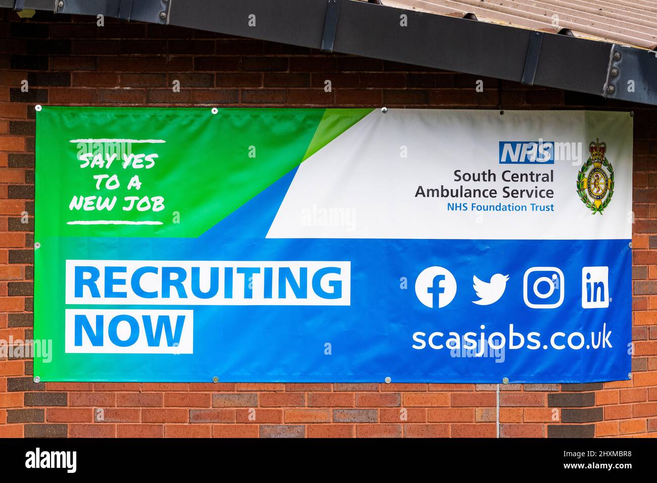 NHS Ambulance Service posti vacanti banner pubblicitari collegati alla stazione di Ambulance di Aylesbury. NHS South Central Ambulance Service NHS Foundation Trust Recruiting Adesso, dire Sì a un nuovo lavoro. Un banner di reclutamento luminoso e colorato posizionato per essere visto da persone che passingon il A4010 in Aylesbury. Mirante a combattere la carenza di personale all'interno dell'NHS. Credito: Stephen Bell/Alamy Foto Stock