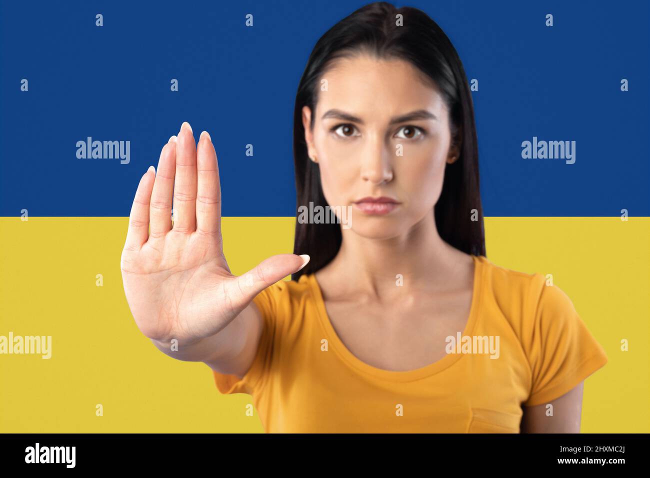 Stop War. Giovane donna arrabbiata gesturing Stop Sign Foto Stock