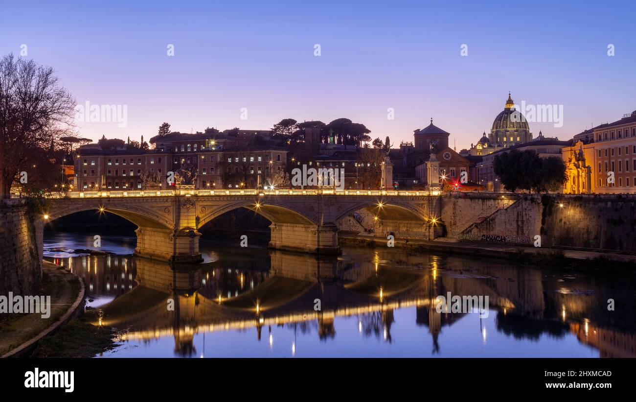 Ponte di Vittorio Emanuele II sul Tevere, e la cupola della Basilica di San Pietro sullo sfondo, nella bellissima città di Roma. Foto Stock