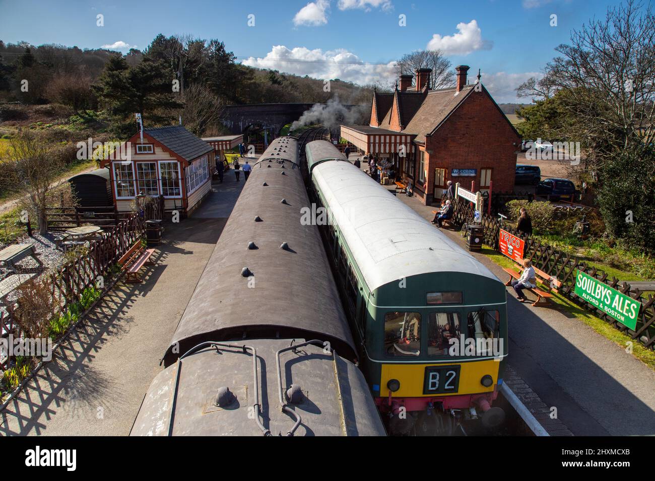 Stazione di Weybourne sulla Poppy Line a North Norfolk, Regno Unito, con il treno a vapore e il treno Heritage parcheggiati l'uno accanto all'altro Foto Stock