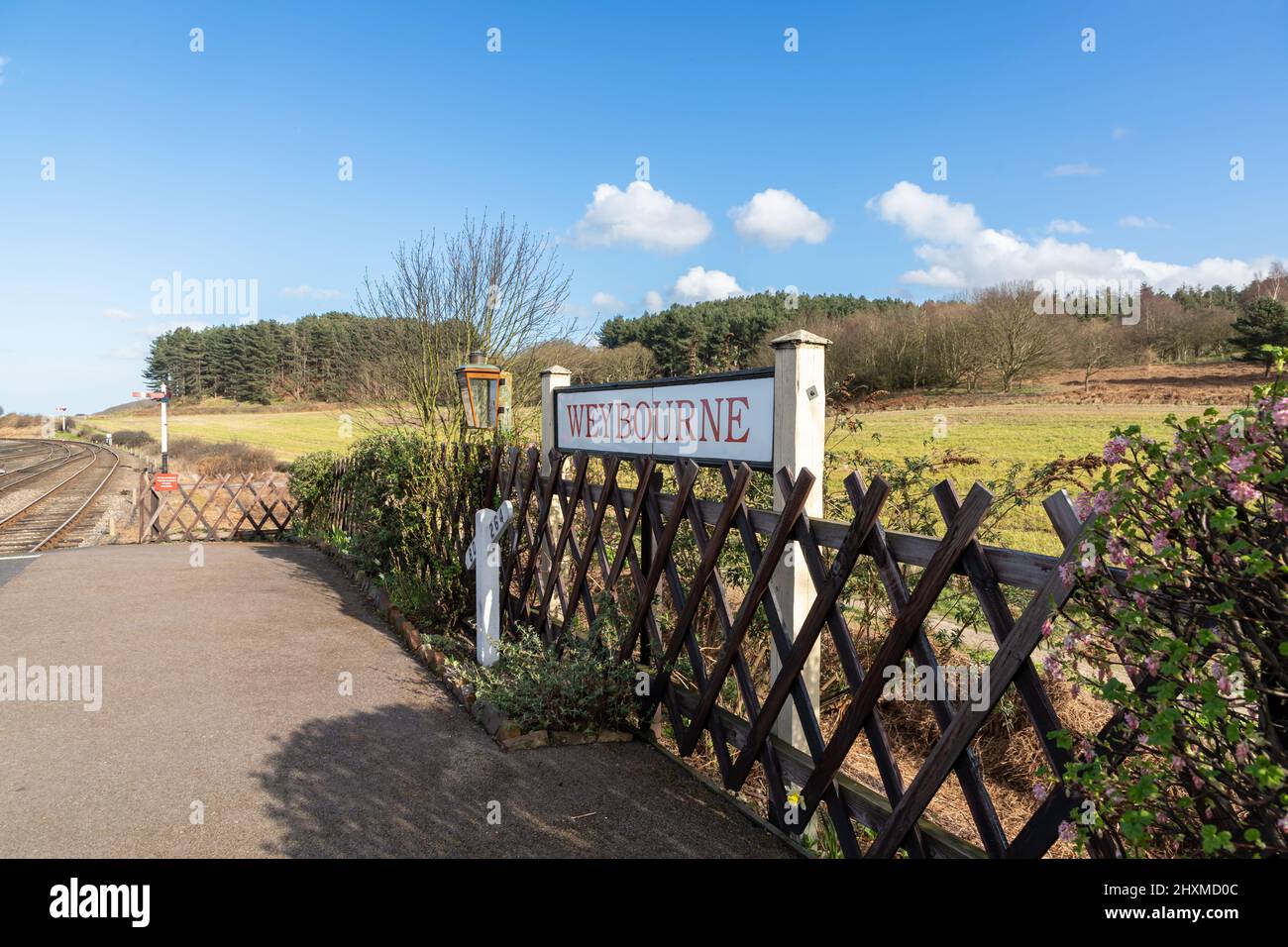 Segnaletica della stazione sulla Poppy Line alla stazione di Weybourne a North Norfolk, Regno Unito Foto Stock