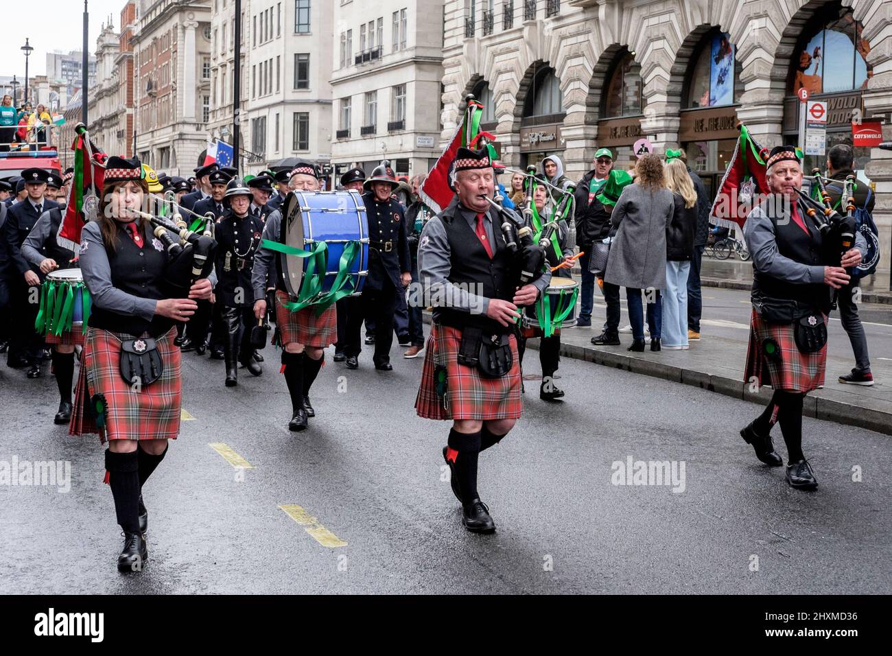 Londra, Regno Unito. 13th marzo 2022. I Fire Brigade Union Pipes e la drum band si esibiscono lungo il percorso della St Patrick's Day Parade. L'evento annuale ritorna nella capitale dopo un periodo di due anni a causa della pandemia del coronavirus. Foto Stock