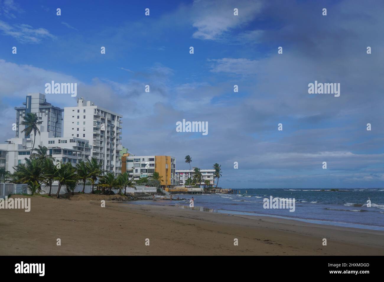 Isla Verde Beach, Puerto Rico, USA: Palme e alberghi su una spiaggia a Puerto Rico. Foto Stock