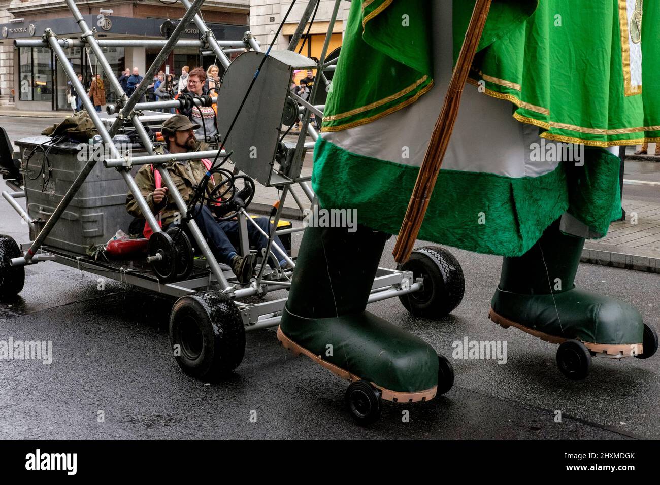 Londra, UK.13th marzo 2022. Il conducente di un gigantesco marionino di San Patrizio intrattiene gli spettatori lungo il percorso dell'annuale sfilata del giorno di San Patrizio che ritorna nella capitale dopo un periodo di due anni a causa della pandemia del coronavirus. Foto Stock