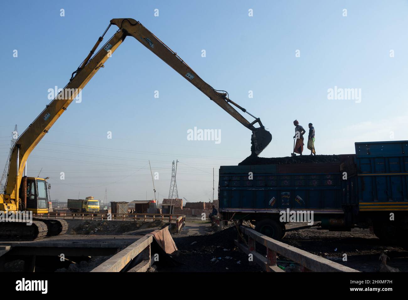 Dhaka, Dhaka, Bangladesh. 13th Mar 2022. Il carbone viene scaricato da una nave da carico a Dhaka, Bangladesh. Circa il 3,0 per cento dell'energia del paese proviene attualmente dal carbone. In questi porti vengono caricati carichi di carbone provenienti dall'India, dall'Indonesia e dall'Africa. Le macchine Caterpillar (CAT) vengono utilizzate per scaricare il carbone. (Credit Image: © Joy Saha/ZUMA Press Wire) Foto Stock