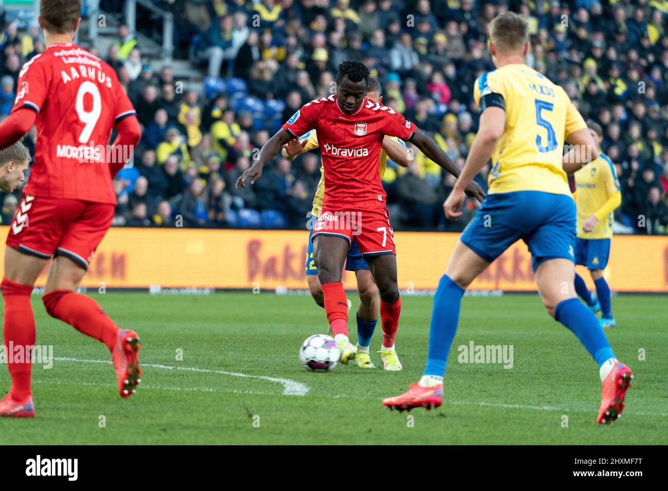 Brondby, Danimarca. 13th Mar 2022. Mustapha Bundu (7) di Aarhus GF visto durante la partita Superliga del 3F tra Broendby IF e Aarhus GF allo stadio Brondby. (Photo Credit: Gonzales Photo/Alamy Live News Foto Stock