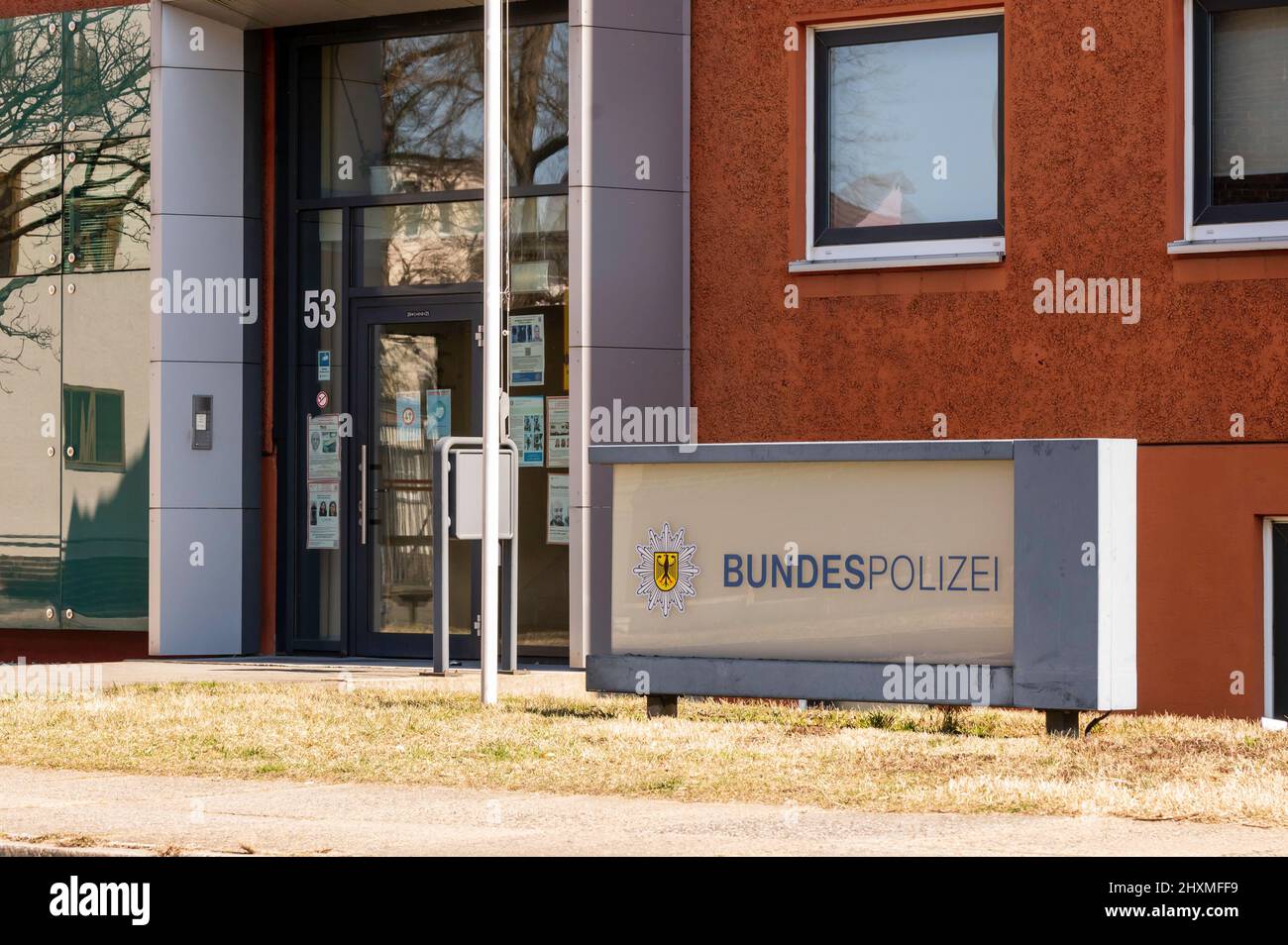 Germania , Forst , 13.03.2022 , segno della polizia federale di fronte al palazzo di servizio Foto Stock